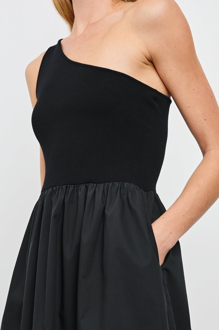ANITA-BLACK-DETAIL