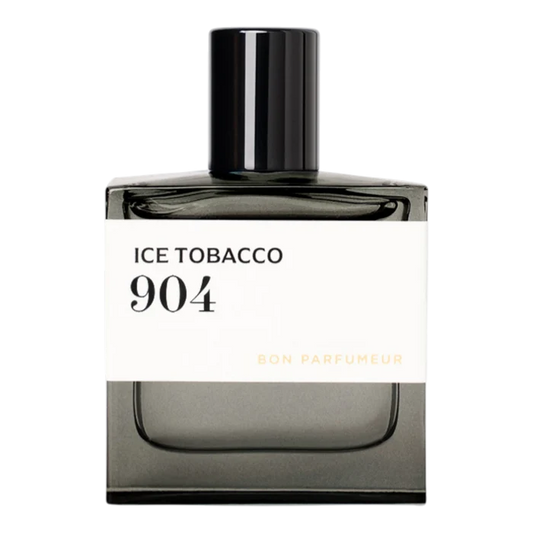 Nærbilde av Bon Parfumeur 904 Ice Tobacco parfymeflaske med svart kork og hvit etikett