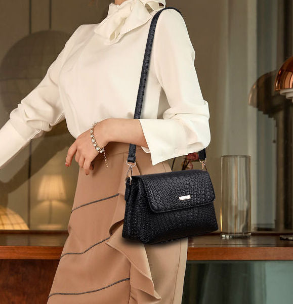 CL1372 - Simple Black Messenger Bag