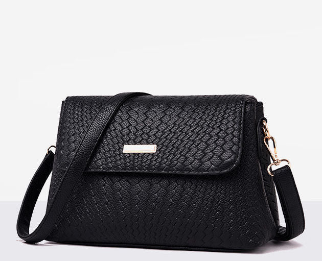 CL1372 - Simple Black Messenger Bag