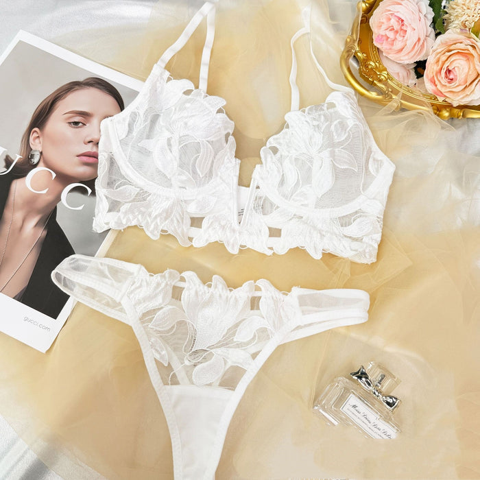 Lingerie With A Deep V-neck And Intricate Embroidery 🇨🇳