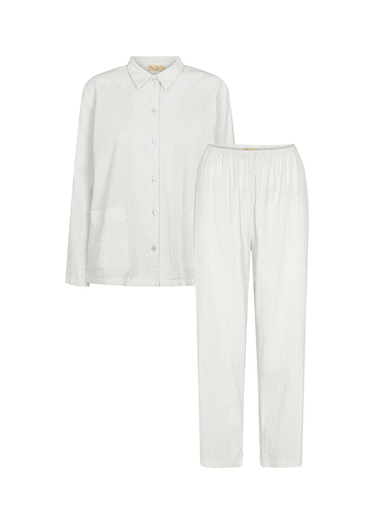 Pyjamasæt med skjorte og lange bukser i lys farve, knaplukning og elastik i taljen.
