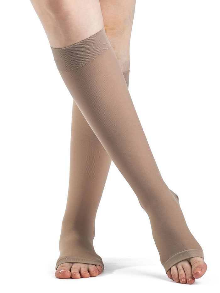 Sigvaris Dynaven Knee High, Open Toe 20-30mmHg - Compression Level: Firm 20-30 MmHg - Unisex - Foot