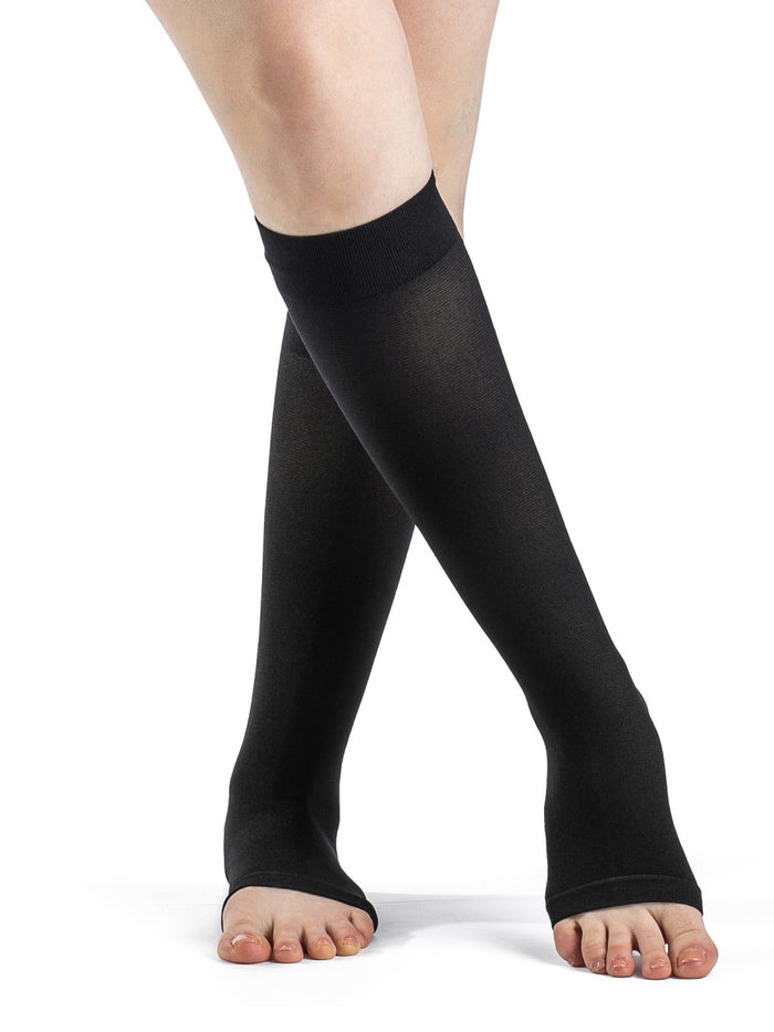 Sigvaris Dynaven Knee High, Open Toe 20-30mmHg - Compression Level: Firm 20-30 MmHg - Unisex - Foot