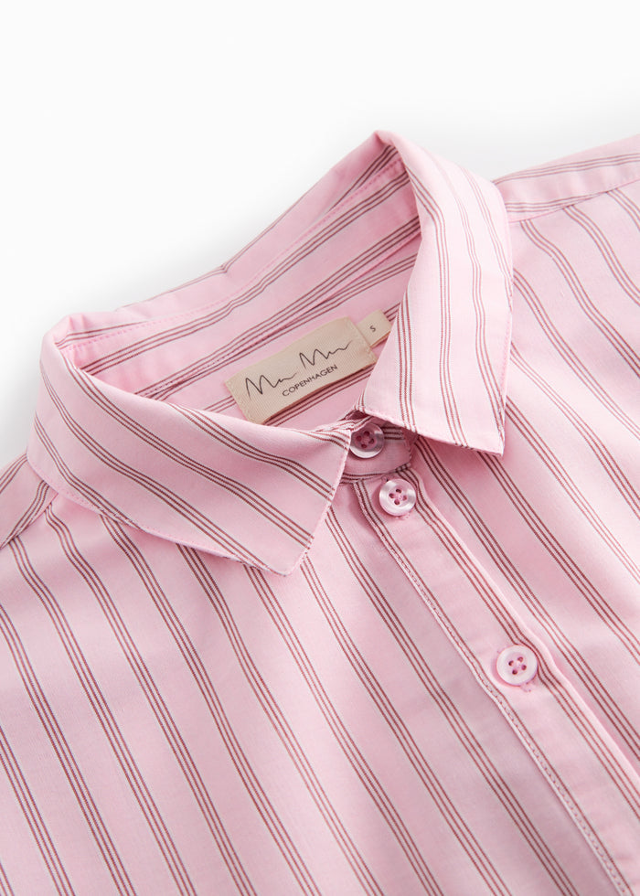 Red short-sleeved shirt for women with fine stripes, classic collar, breast pockets, and front button closure.